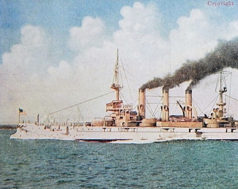 以下が含まれることがあります： 1906年の著作権を持つ、アメリカ海軍の戦艦カンザスのヴィンテージポストカード。画像は、曇り空を背景に、煙突から黒い煙を上げながら航海する船を描いています。ポストカードはセピア色です。