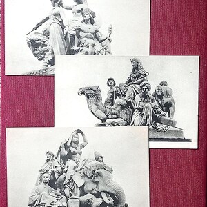 Pode incluir: Três postais a preto e branco com esculturas detalhadas. Um mostra figuras com um escudo e uma mulher com uma tocha. Outro mostra pessoas montadas num camelo. O terceiro mostra uma mulher num elefante.