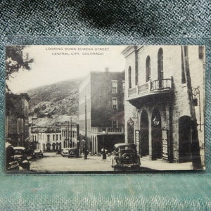 Central City, Colorado. En regardant vers le bas de la rue Eureka. RPPC des années 1930-40