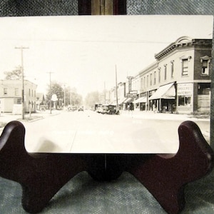 Huron, Ohio. Main Street-Meyer's Restaurant-The Pride of Erie Co. Henes & Wilkes Mercearia e Hardware, e Mais. RPPC 1930s