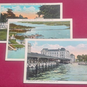 Cartes postales vintages d'Annapolis, Maryland-3 Navy Academy. Vue en avion de l'Académie, exercice des cadets près de la salle Bancroft, exercices des aspirants de bateau.