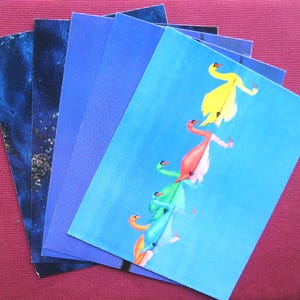 Este anuncio incluye un juego de 3 postales. Cada juego incluye un cisne, un flamenco y una estrella de mar. Hay 2 juegos.