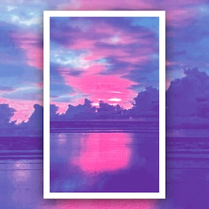 Peut inclure: Impression d'art encadrée représentant un coucher de soleil sur une plage. Le ciel est un dégradé de rose et de bleu, avec des nuages reflétés dans l'eau. L'image a une palette de couleurs rose, violet et bleu.