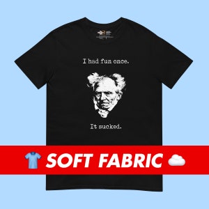 Könnte beinhalten: Schwarzes T-Shirt mit einem weißen Bild eines Mannes mit einem Zitat, das lautet: "Ich hatte einmal Spaß. Es war scheiße."
