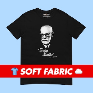 Peut inclure: T-shirt noir avec une image blanche de Sigmund Freud et le texte "Deine Mutter" en cursive. Le texte est suivi d'une signature.