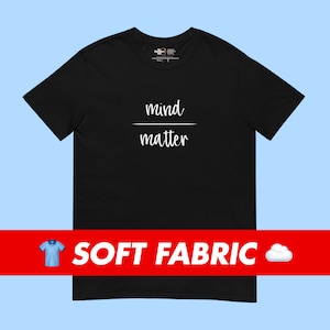 Puede incluir: Camiseta negra con texto blanco que dice "mind matter" con una línea que separa las palabras.