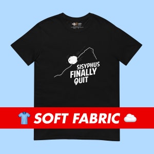 Peut inclure: T-shirt noir avec un graphique blanc d'un rocher roulant en bas d'une colline avec le texte "Sisyphus Finally Quit".