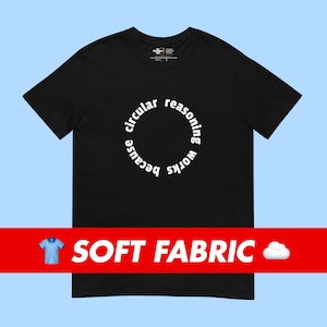 Könnte beinhalten: Schwarzes T-Shirt mit weißem Text, der "circular reasoning works because" lautet.