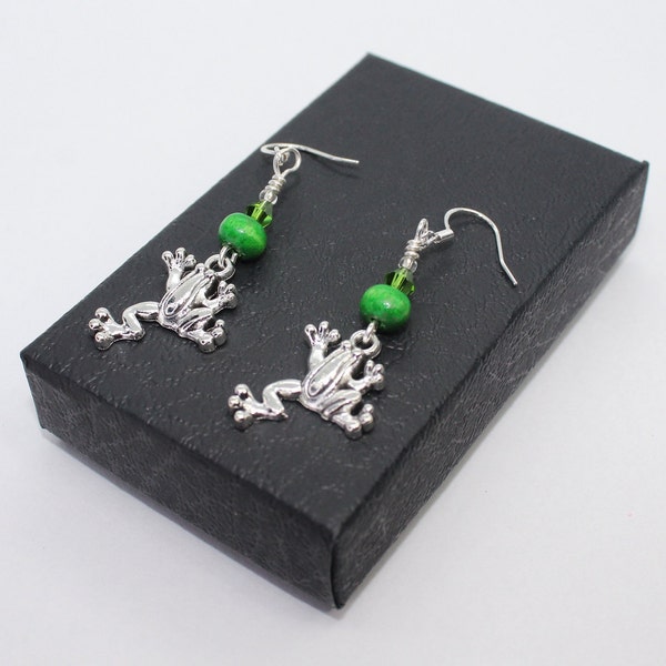 Grenouille avec perles vertes - Boucles d'oreilles pendantes et pendantes avec crochets et perles en bois tchèques et argent tibétain