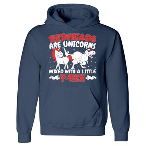 K&ouml;nnte beinhalten: Ein marineblauer Hoodie mit einem wei&szlig;en Einhorn und einem roten T-Rex-Motiv. Der Text auf dem Hoodie lautet "Redheads are unicorns mixed with a little T-Rex."
