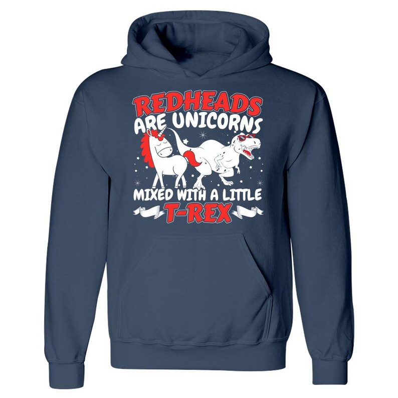 K&ouml;nnte beinhalten: Ein marineblauer Hoodie mit einem wei&szlig;en Einhorn und einem roten T-Rex-Motiv. Der Text auf dem Hoodie lautet "Redheads are unicorns mixed with a little T-Rex."