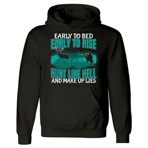 Puede incluir: Sudadera con capucha negra con un estampado gráfico verde azulado que dice "Early to bed early to rise hunt like hell and make up lies". El gráfico también incluye un ciervo y un cazador con un rifle.
