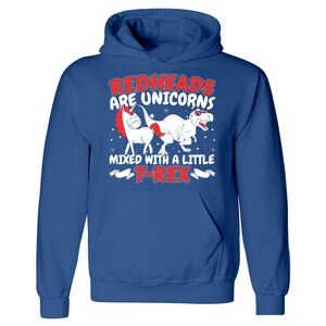 K&ouml;nnte beinhalten: Ein k&ouml;nigsblauer Hoodie mit einem wei&szlig;en Einhorn und einem roten T-Rex-Motiv. Der Text lautet "Redheads are unicorns mixed with a little T-Rex".