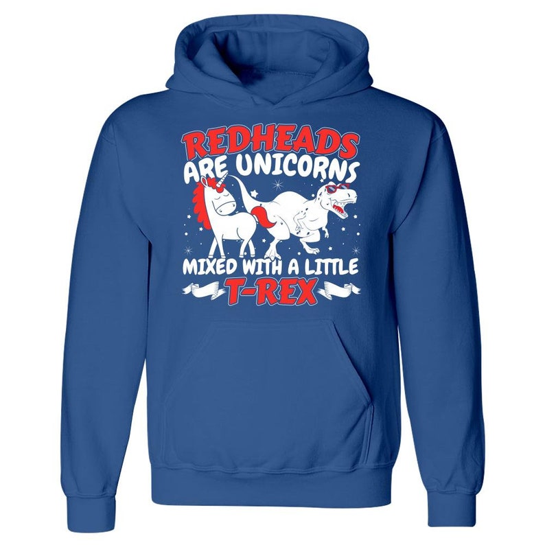 K&ouml;nnte beinhalten: Ein k&ouml;nigsblauer Hoodie mit einem wei&szlig;en Einhorn und einem roten T-Rex-Motiv. Der Text lautet "Redheads are unicorns mixed with a little T-Rex".