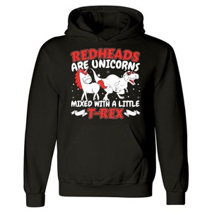 K&ouml;nnte beinhalten: Schwarzer Kapuzenpullover mit einem roten und wei&szlig;en Aufdruck, der "Redheads are unicorns mixed with a little T-Rex" lautet.