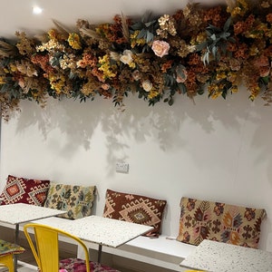 Ghirlanda di fiori marroni autunnali gialli, ghirlanda di fiori color crema - Decorazione frontale del salone - Fatto a mano nel Regno Unito