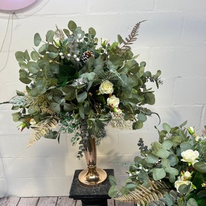 Centrotavola con fiori nuziali in oro e bianco, centrotavola floreale per matrimonio natalizio