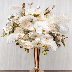 Glam Feather Herzstück: Weiße Orchideen & Rosen Tischdekoration Bild 2