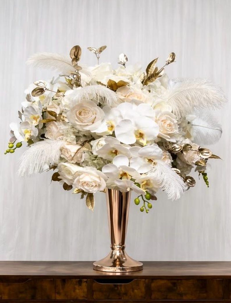 Glam Feather Herzstück: Weiße Orchideen & Rosen Tischdekoration Bild 2