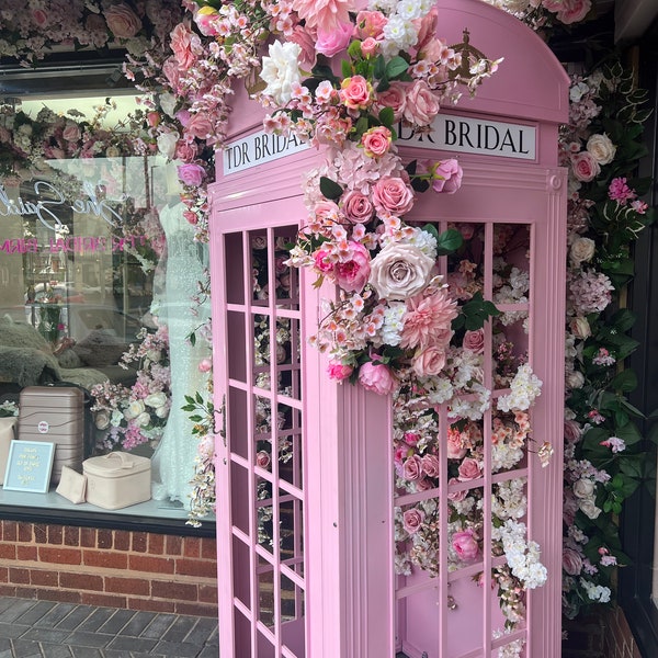 Ghirlanda di fiori rosa della cabina telefonica