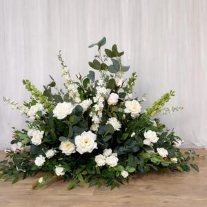 Composizione classica di fiori di eucalipto e rose per corridoio - larghezza 4 piedi