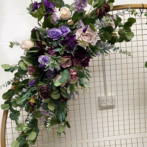 Ghirlanda di fiori viola, composizione ad arco di fiori viola, composizione floreale autunnale, fiori da matrimonio scuri e lunatici, composizioni floreali per matrimoni