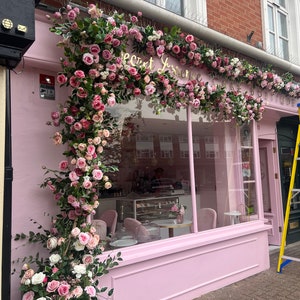 Ghirlanda di fiori rosa, ghirlanda di fiori per vetrine di negozi, decorazioni floreali per vetrine di bar, decorazioni floreali per ristoranti