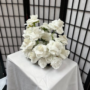 Weiße Rosen Niedrige Blumen-Hochzeits-Mittelstück-zeitgenössisches Herzstück-moderne Hochzeiten und Feste