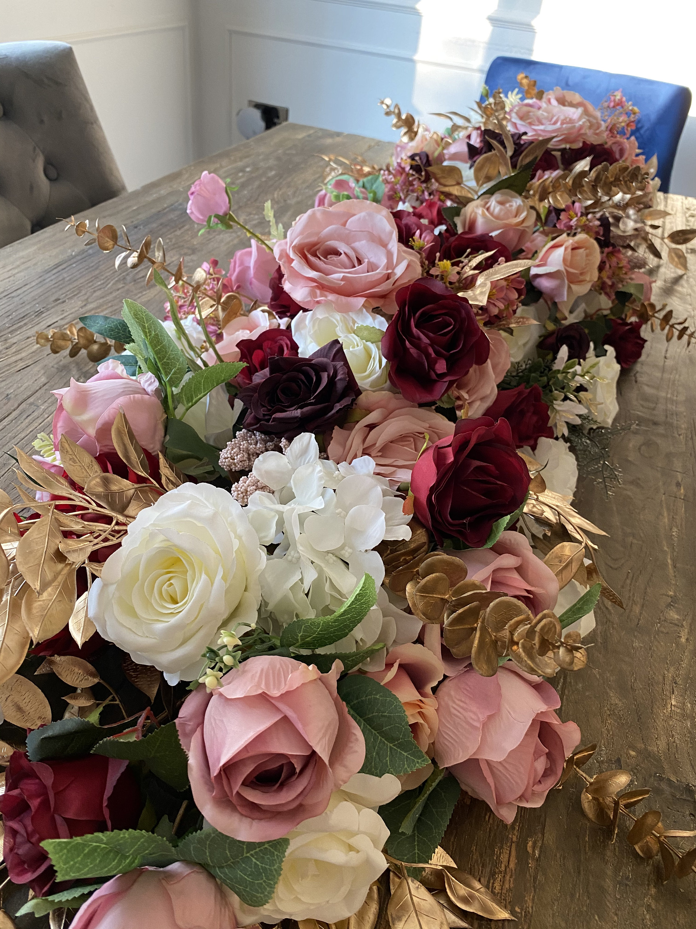 Vendita calda decorazione di fiori artificiali a basso prezzo rosa rossa sfondo