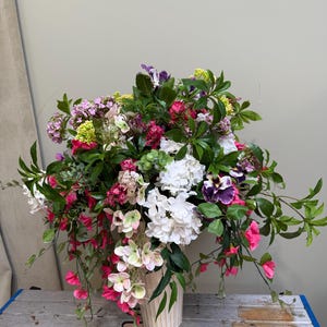 Rosa Kunstblumen-Hängekorb: Sommer im Freien Dekor Bild 6