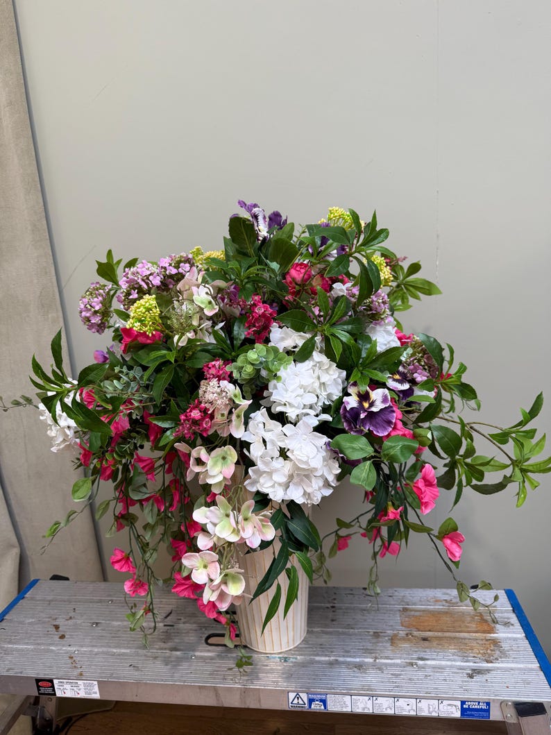 Rosa Kunstblumen-Hängekorb: Sommer im Freien Dekor Bild 6