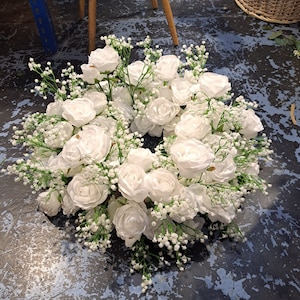 Corona de velas para boda: Centro de mesa de rosas de seda blancas