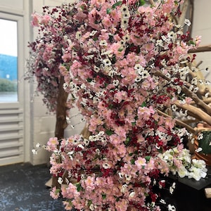 春のピンクの桜の花のガーランド | 結婚式イベントの花飾り