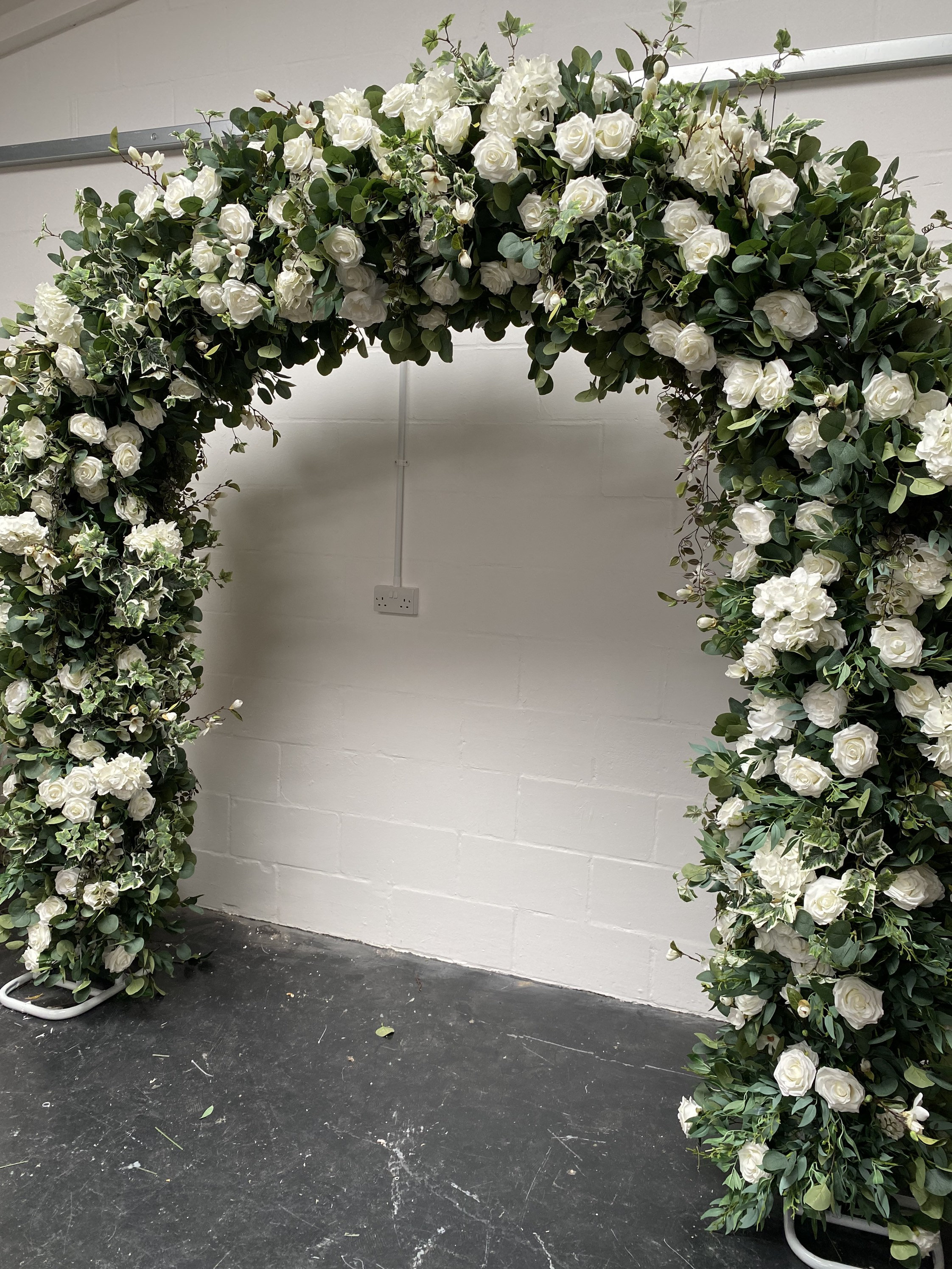 Nozze arrotondati arco floreale di fiori freschi all'aperto prima