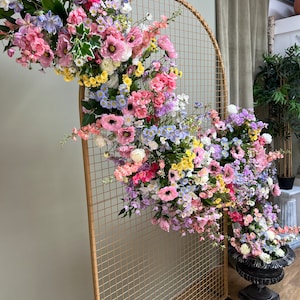Ghirlanda di fiori pastello di fiori selvatici, ghirlanda di fiori di margherite estive e fiori di ciliegio, ghirlanda di fiori pastello
