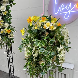 黄色の春の花のハンギングバスケット、造花バスケット、屋外用花飾り