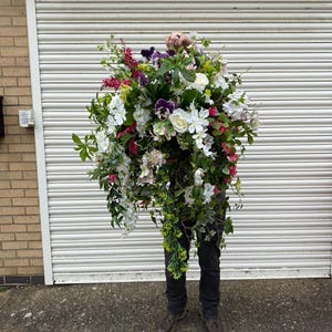 XL hangmand kunstbloemen, hangmand zomer, roze bloemenmand, hangende bloemenmand buiten, kunstbloemenmand