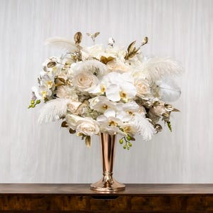 Glam Feather Herzstück: Weiße Orchideen & Rosen Tischdekoration Bild 1
