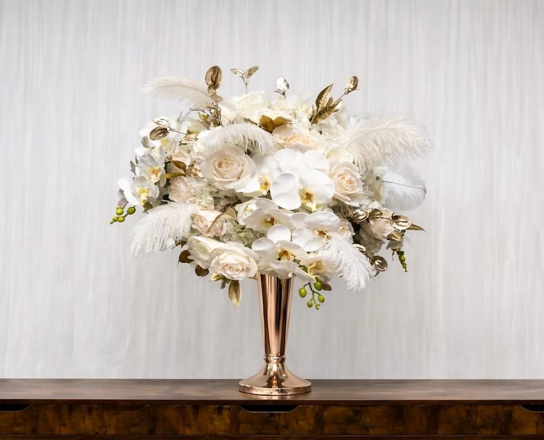 Glam Feather Herzstück: Weiße Orchideen & Rosen Tischdekoration Bild 1