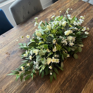 Centrotavola floreale da tavolo primaverile con tulipano bianco, centrotavola floreale da tavolo da pranzo, ghirlanda di fiori da mantello
