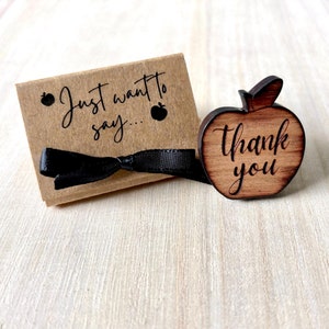 Sólo quiero decir... gracias abrazo de bolsillo de madera con embalaje de regalo. Ficha de positividad, amuleto de la suerte, maestro gracias.