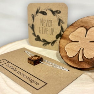 Ensemble Cadeau, Carte Never Give Up, Collier et Ornement Trèfle en Bois Récupéré
