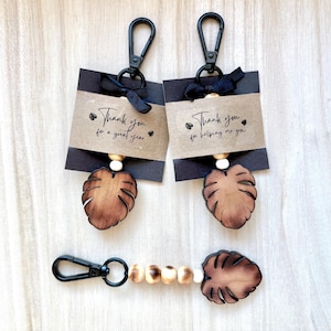 CUSTOMIZABLE - Wooden Monstera leaf key ring with gift tag of your choice. Thank you for a great year or Thank you for helping me grow.