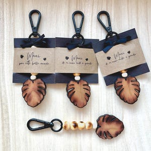 CUSTOMIZABLE - Wooden Monstera leaf key ring with gift tag of your choice. Teacher gift