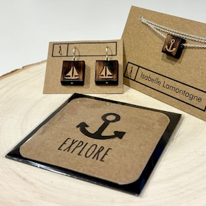 Geschenkset aus wiedergewonnenem Holz, Karte, Halskette und Ohrringen – Entdecken
