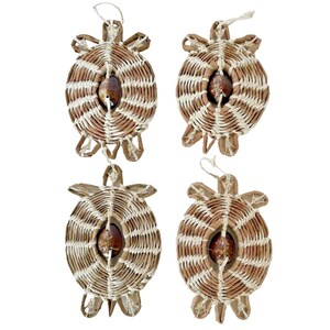 Cuatro pequeños adornos colgantes de concha de cauri y paja tejida de tortuga, Islas Marshall