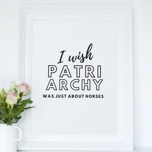 Peut inclure: Une impression encadr&eacute;e blanche avec du texte noir qui dit "J'aimerais que la patriarcat ne soit que sur les chevaux".
