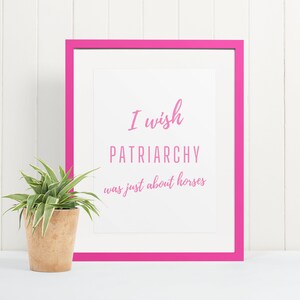 Peut inclure: Une impression encadr&eacute;e avec un cadre rose et un fond blanc. L'impression dit "Je souhaite que le patriarcat ne soit que des chevaux".