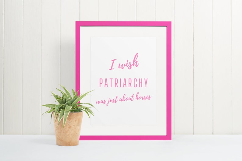 Peut inclure: Une impression encadr&eacute;e avec un cadre rose et un fond blanc. L'impression dit "Je souhaite que le patriarcat ne soit que des chevaux".