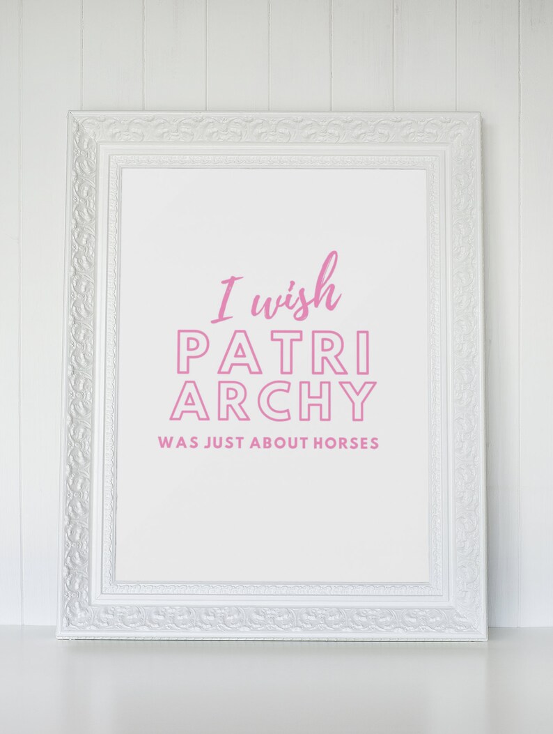Peut inclure: Une impression encadr&eacute;e blanche avec le texte "I wish patriarchy was just about horses" en lettres roses.